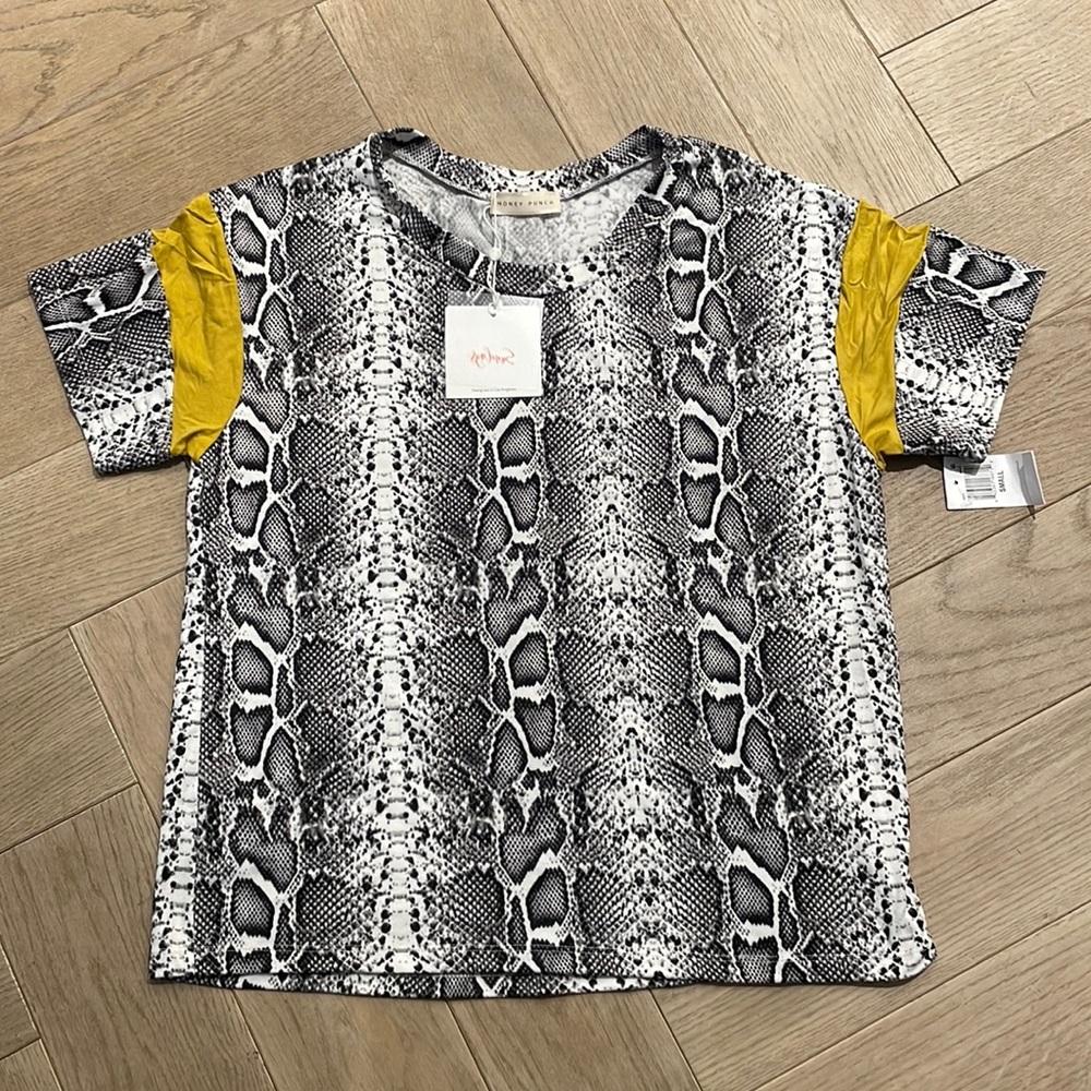 -NWT- Honey Punch Short Sleeve top